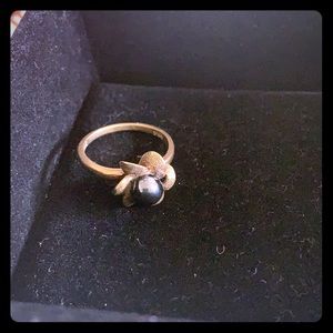 10K with flower detail and black pearl ring